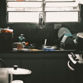 Άπλυτα πιάτα στον νεροχύτη: Γιατί δεν είναι απλώς θέμα αισθητικής