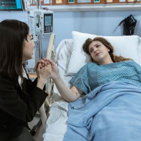Πίστη, ψυχολογική στήριξη και ιατρική φροντίδα: πώς συμβάλλουν στην ανάρρωση από μια σοβαρή υγειονομική δοκιμασία