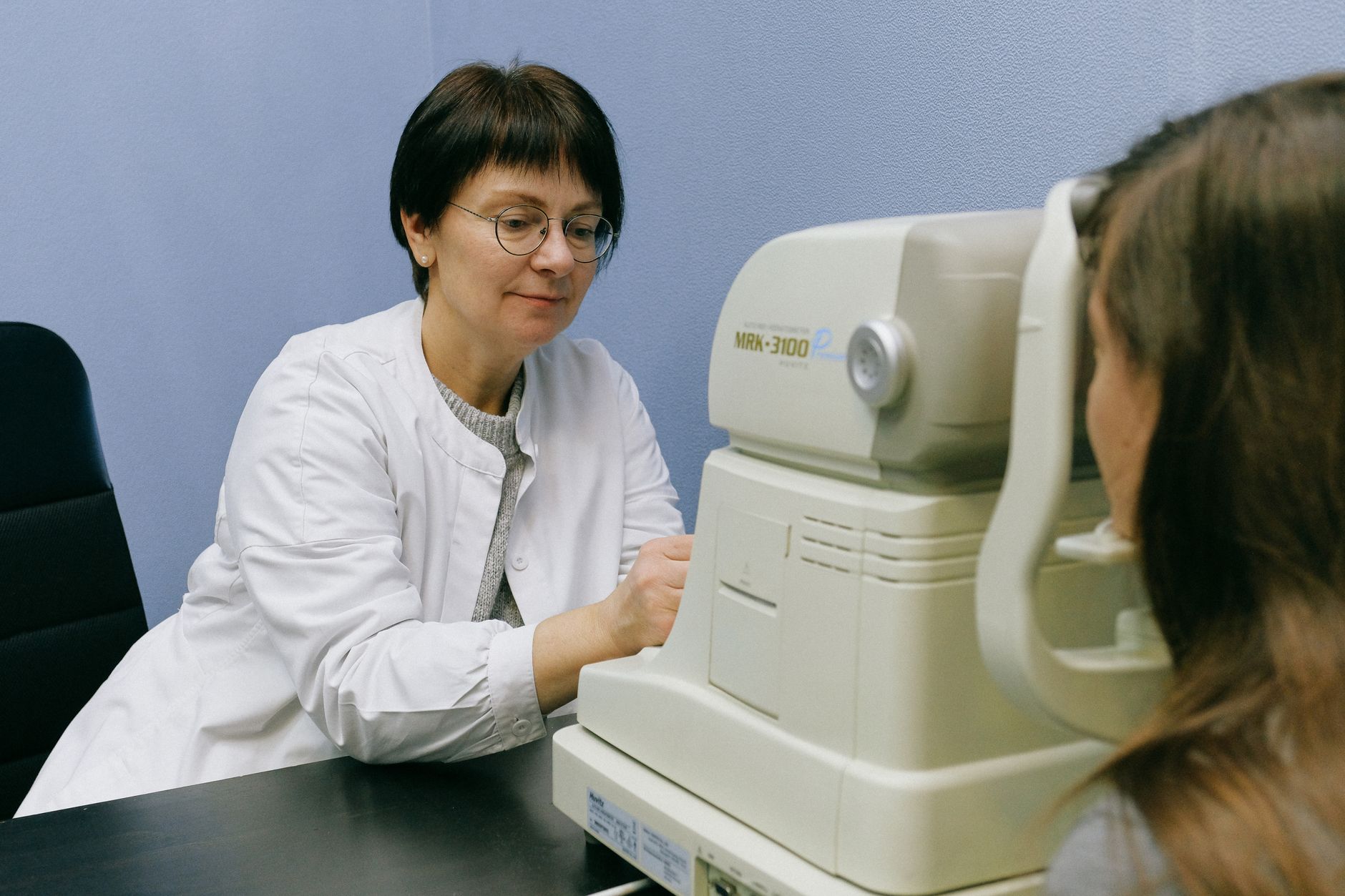 eye examination optometrist senior