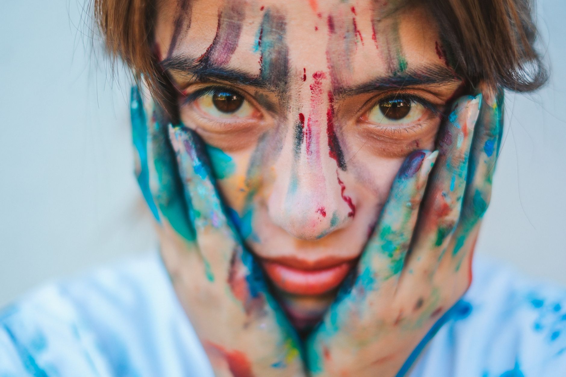 teenager painting art therapy